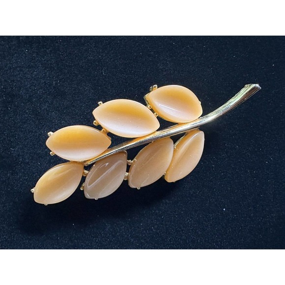 Vintage Orange Celluloid 50’s Leaf Goldtone Brooch Unbranded 3-D - Picture 3 of 6